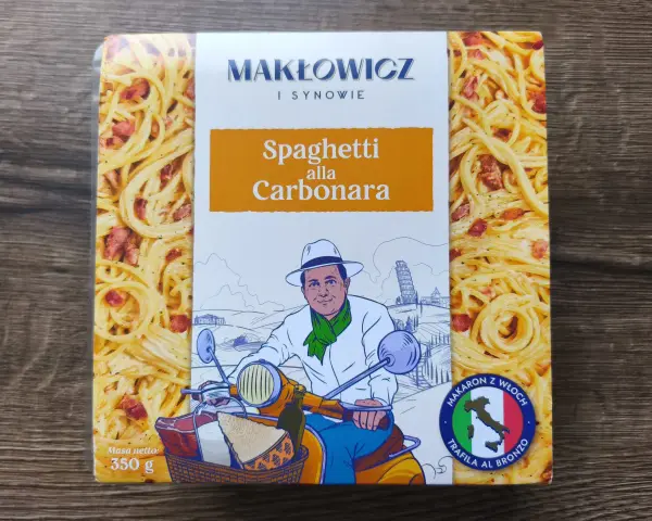 Gotowe spaghetti carbonara Makłowicz i Synowie. Na opakowaniu stylizowana postać na skuterze z koszykiem pełnym włoskich produktów.