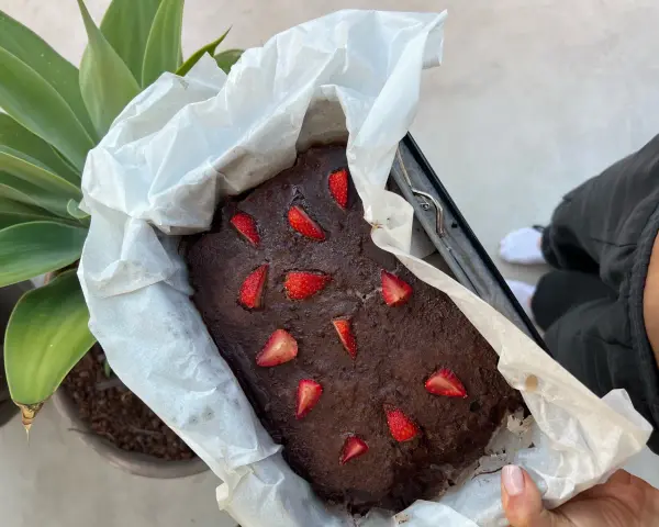 Brownie z fasoli czy klasyczne brownie maślane? To pyszne, czekoladowe ciasto z kawałkami truskawek, świeżo wyjęte z piekarnika.