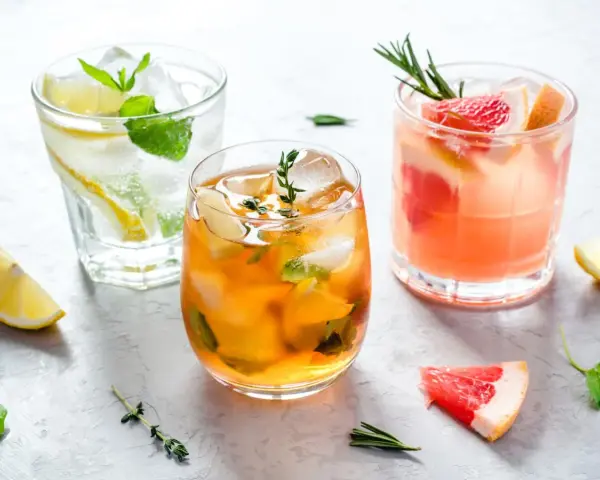 Orzeźwiające drinki z cytrusami i ziołami. Idealne soki do drinków na lato: grejpfrutowy, cytrynowy i herbaciany.