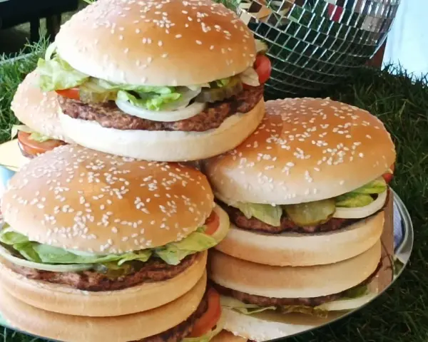 Stos burgerów z Burger Kinga kontra restauracyjne. Który obiad wybierzesz?
