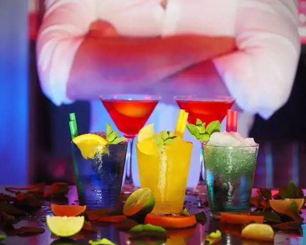 Kolorowe drinki na barze. Zastanawiasz się, ile zarabia barman na statku, serwując takie cuda?