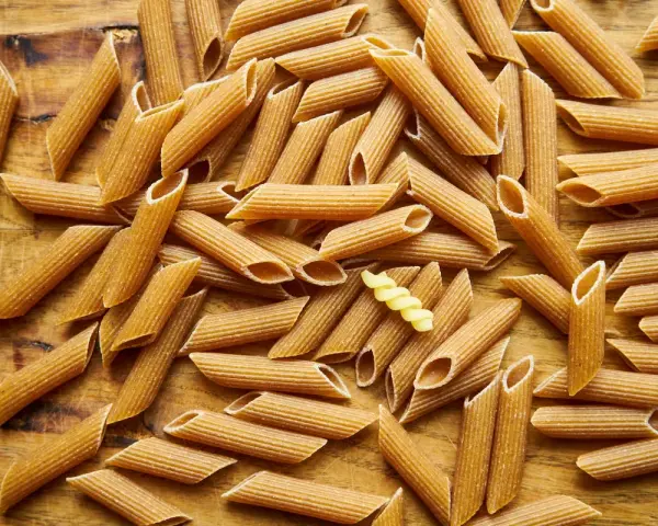 Makaron pełnoziarnisty penne i jeden skręcony makaron. Wybór między makaronem soba a pełnoziarnistym.