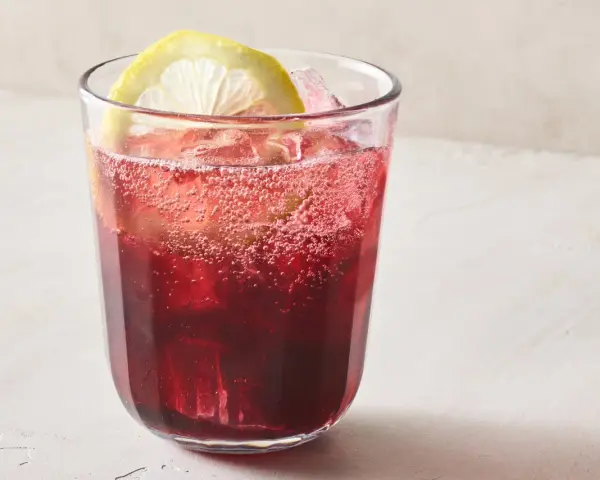 Orzeźwiający Tinto de Verano z cytryną i lodem, idealny na upalne dni.