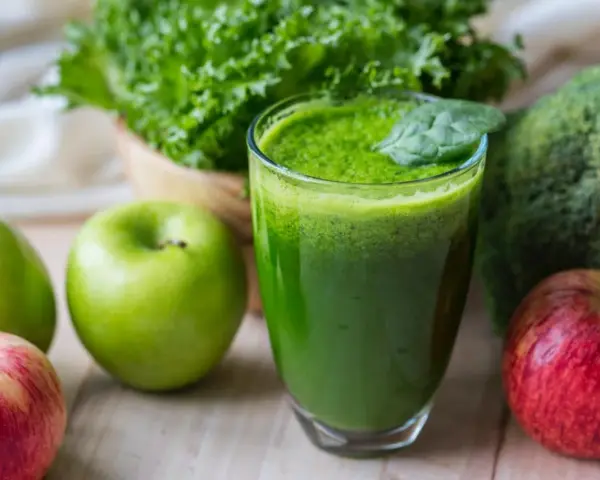Smoothie warzywno-owocowe: Przepisy, korzyści, uniknij błędów!