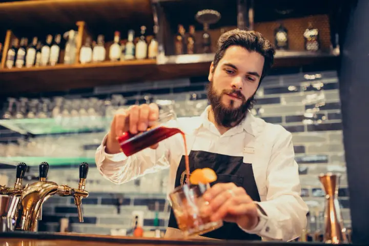 Ile zarabia barman w klubie? Nawet 12 000 zł miesięcznie!