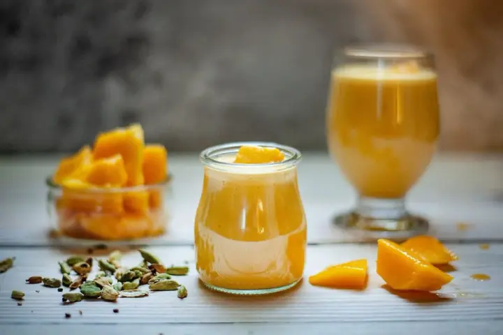 Deser z mango lassi i mus z marakui, z kawałkami mango i kardamonem.
