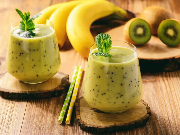 Orzeźwiający koktajl z jogurtem, kiwi i bananem, ozdobiony miętą. Idealny na letnie popołudnie.