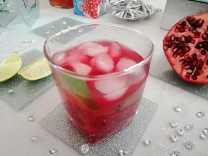 Orzeźwiający drink z sokiem z granatu, lodem i limonką. Idealny na letnie popołudnie.