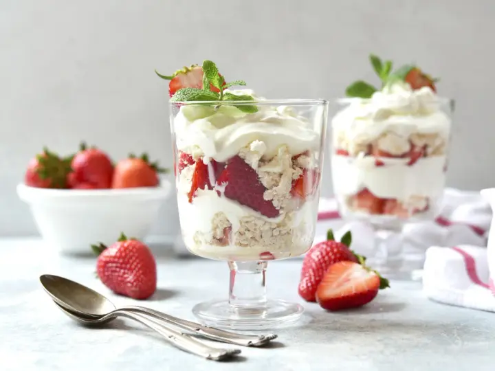 Eton mess kontra tradycyjna sałatka owocowa: deser z truskawkami, bitą śmietaną i bezą.