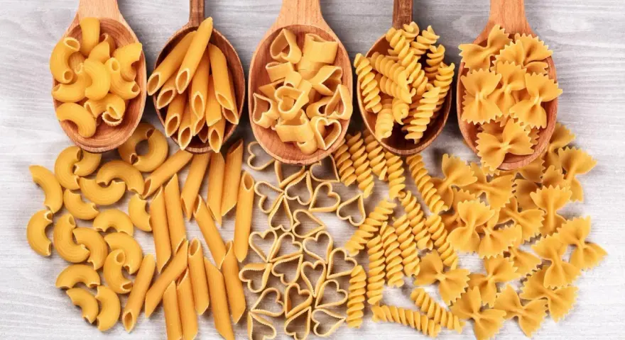 Różne rodzaje makaronu: kolanka, penne, serduszka, fusilli i kokardki. Wybór między makaronem z samopszy czy z płaskurki zależy od preferencji.