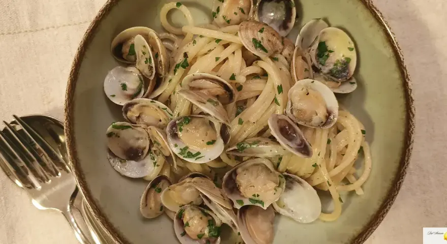 Pyszne Spaghetti con le Vongole przepis. Makaron z małżami i natką pietruszki, gotowy do podania.