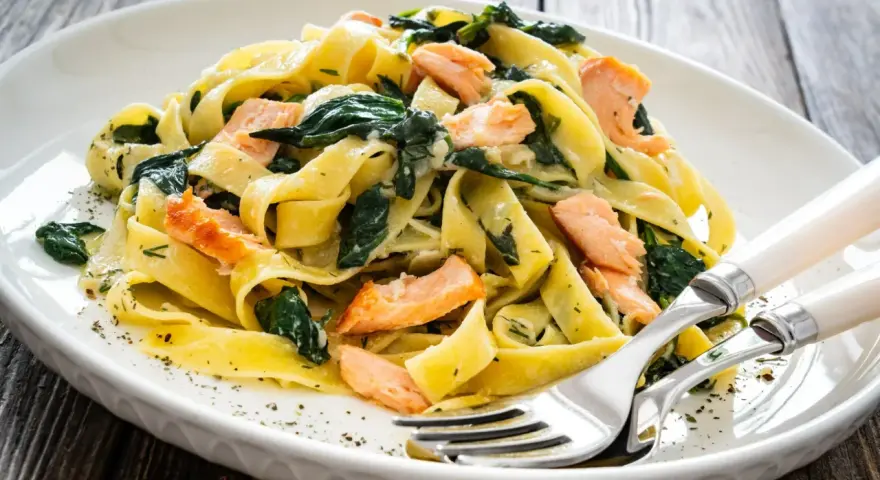Makaron tagliatelle z łososiem i szpinakiem. Pyszny pomysł na obiad, który zadowoli każdego smakosza.