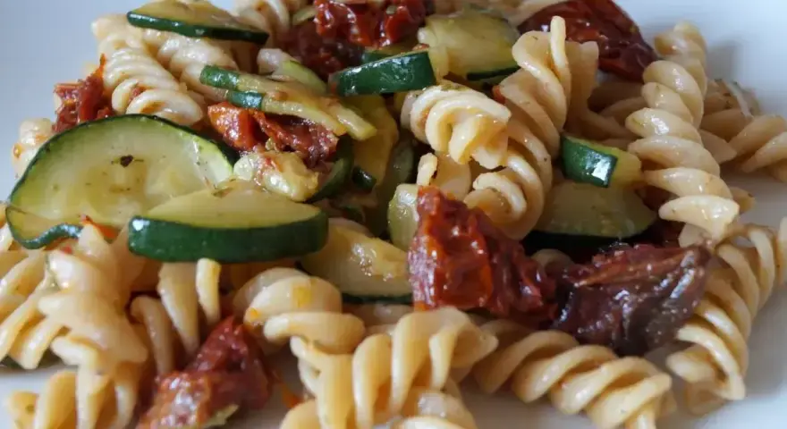 Fusilli z cukinią i suszonymi pomidorami, danie pełne smaku i kolorów.