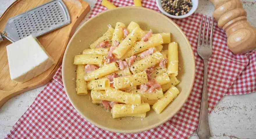 Pyszne danie z makaronem rigatoni, guanciale i pecorino. Idealne na szybki obiad, oto pasta alla Gricia przepis.