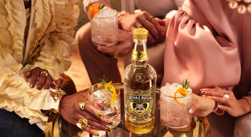 Eleganckie drinki z Chivas Regal Crystal Gold. Czy to są shoty? Nie, to wyrafinowane koktajle z lodem i cytrusami.