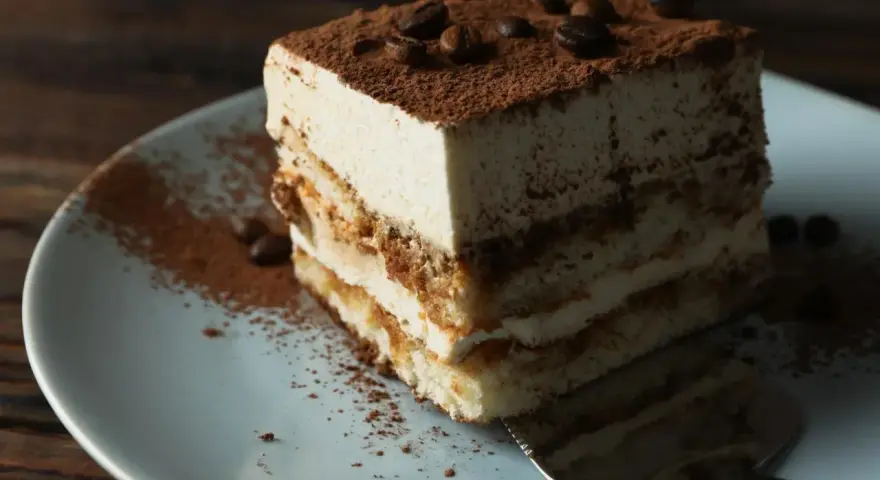 Pyszny deser tiramisu, idealny gdy szukasz alternatywy dla amaretto. Kremowy, z kawą i kakao.