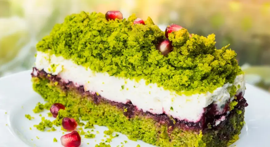 Zielony tort z kremem i owocami granatu, idealny na letnie popołudnie. Ten Azalea przepis zachwyci każdego!