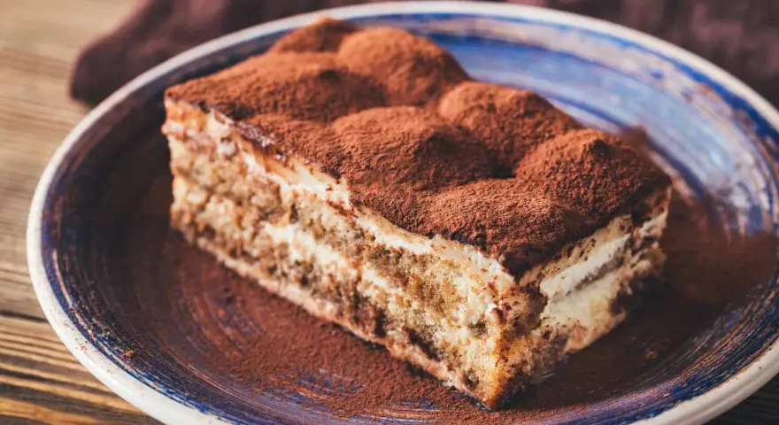 Pyszny kawałek tiramisu, idealny na deser. Ten przepis na tiramisu zachwyci każdego!