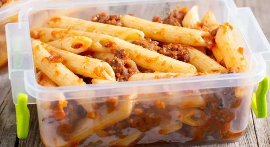 Penne z sosem bolońskim w pojemniku. Idealne rozwiązanie, jak przechować ugotowany makaron na później.