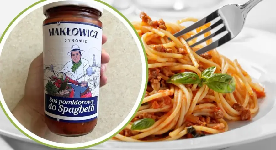 Sos pomidorowy Makłowicz i Synowie do spaghetti, gotowy do podania z domowym makaronem.