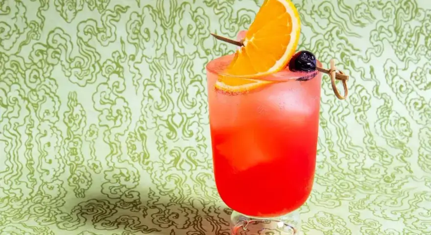 Orzeźwiający drink z Cointreau, pomarańczą i wiśnią. Idealny na letnie wieczory.
