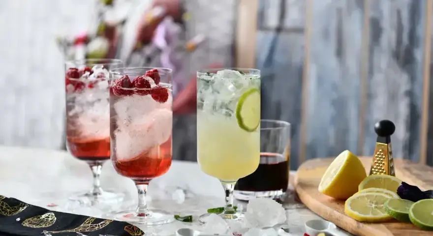 Orzeźwiające drinki z malinami i limonką, jak z wakacji w Malibu. Idealny Malibu Barbie drink na lato.