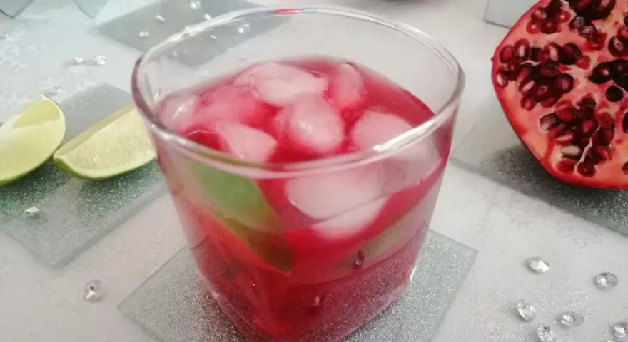 Orzeźwiający drink z sokiem z granatu, lodem i limonką. Idealny na letnie popołudnie.