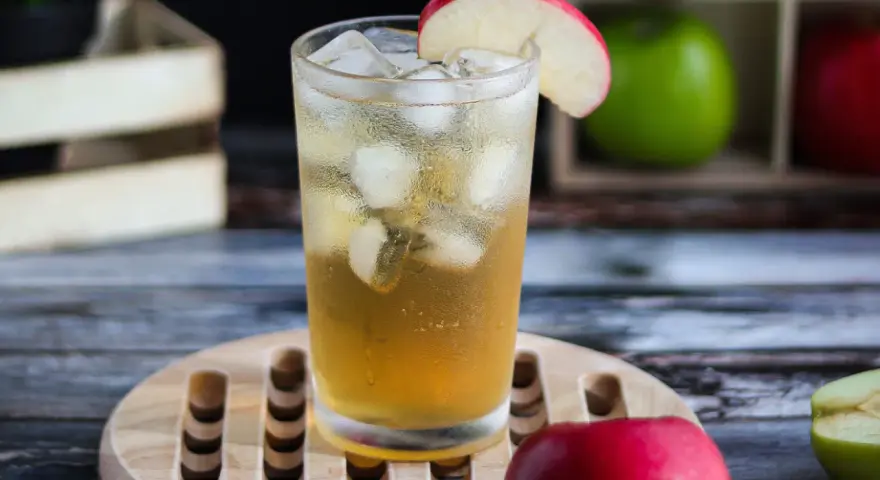Orzeźwiający drink z jabłek, idealny na lato. Wypróbuj ten przepis na szarlotka drink!