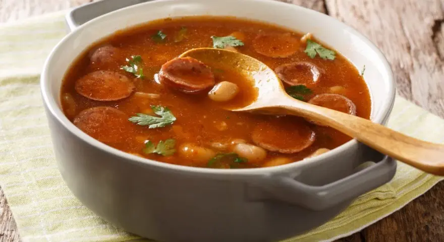 Gęsta zupa z fasolą, kiełbasą i natką pietruszki. Czy to fasolka po bretońsku, czy może chilli con carne?