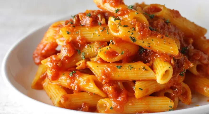 Penne Arrabbiata przepis na pikantny makaron z sosem pomidorowym i czosnkiem, posypany natką pietruszki.
