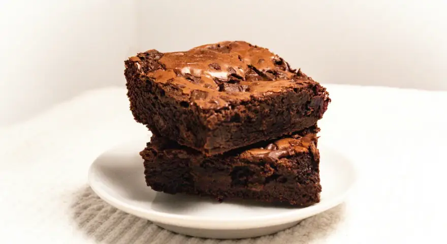 Dwa pyszne brownie z kawałkami czekolady, idealne na deser. Ten brownie przepis jest prosty i szybki.