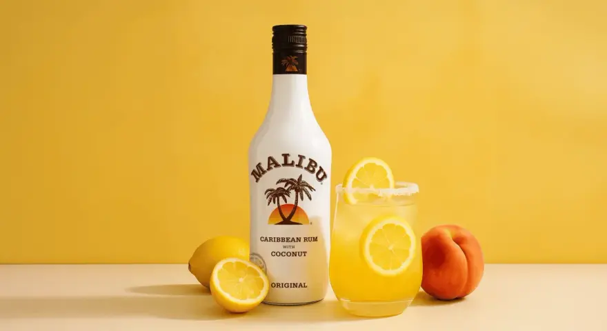Orzeźwiający drink z malibu przepis: kokosowy rum, cytryny i brzoskwinia na żółtym tle. Idealny na lato!