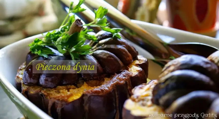 Pyszna pieczona dynia faszerowana, idealna na obiad we wrześniu. Zielona pietruszka dodaje świeżości.