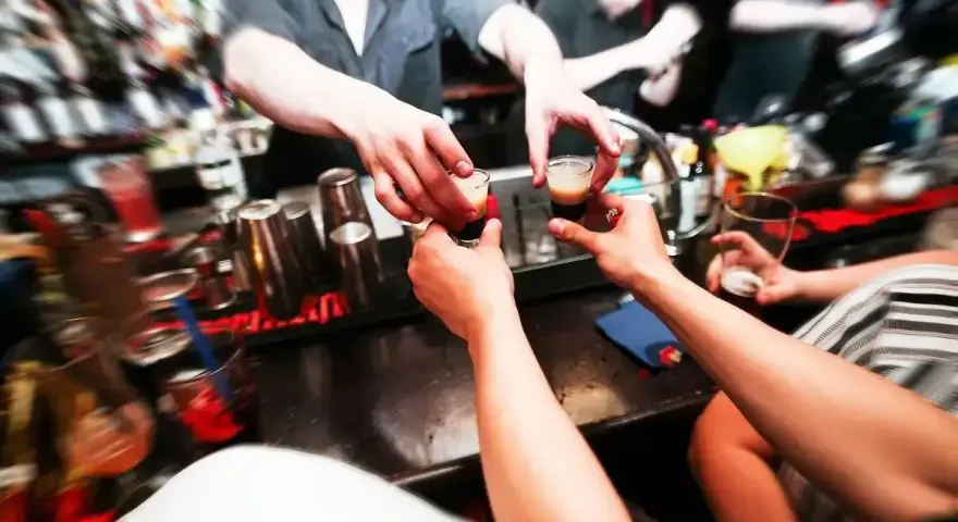 Barman podaje shoty, a pytanie "czy barman może pić w pracy?" nabiera nowego znaczenia.