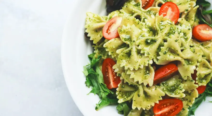 Pyszny makaron farfalle w sosie pesto z pomidorkami koktajlowymi. Czy to makaron proteinowy a zwykły? Wygląda apetycznie!