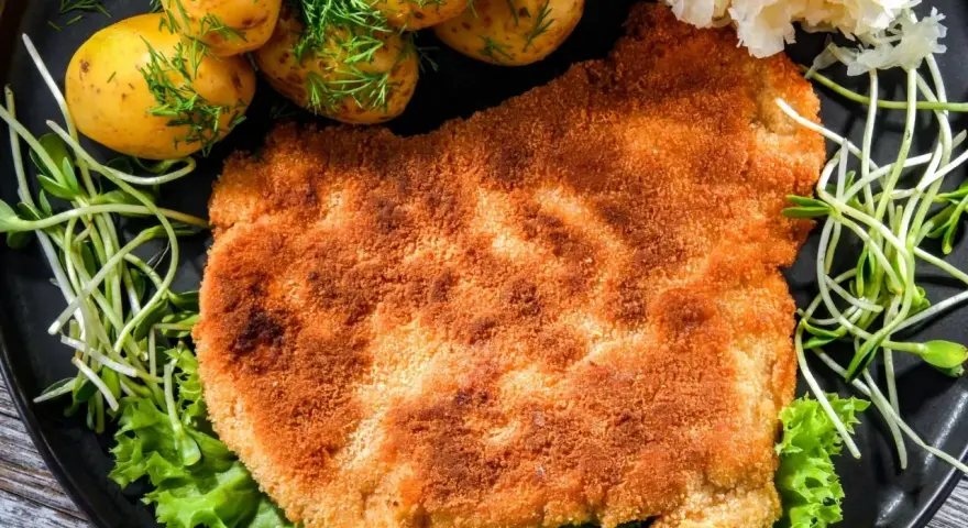 Idealny kotlet schabowy przepis na obiad. Złocisty, chrupiący kotlet z ziemniaczkami i surówką.