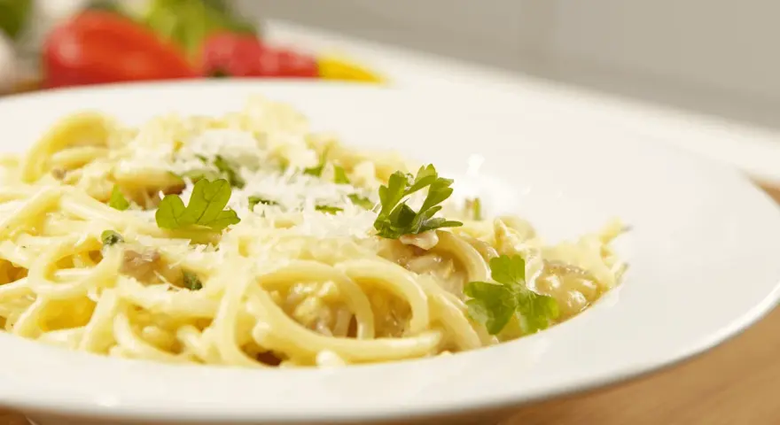 Pyszne spaghetti carbonara, posypane parmezanem i natką pietruszki. Idealne na obiad, znasz już jego spaghetti carbonara kcal?