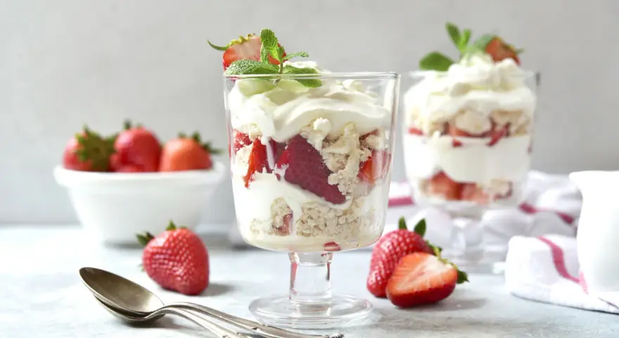 Eton mess kontra tradycyjna sałatka owocowa: deser z truskawkami, bitą śmietaną i bezą.