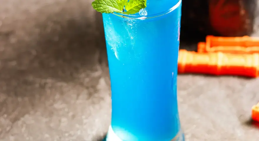 Błękitny drink, idealny kamikaze drink co zamiast blue curacao, z miętą i lodem.