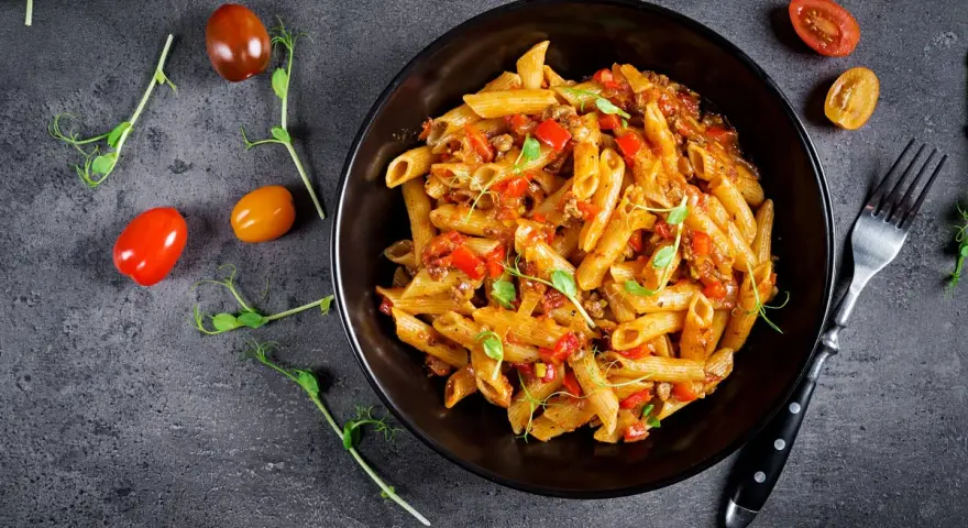 Penne z mielonym mięsem i papryką – idealne danie, z czym zrobić makaron na szybko.