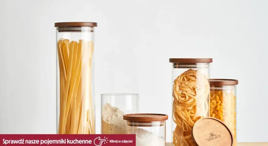 Szklane pojemniki z drewnianymi pokrywkami prezentują makaron świeży z lodówki kontra suchy z paczki: tagliatelle, fusilli i długie wstążki.