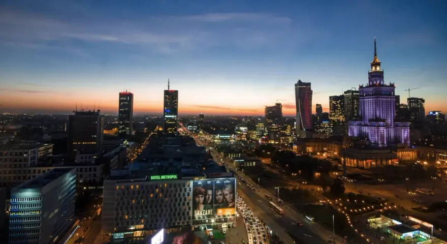Warszawa po zmroku: gdzie szukać relaksu i rozrywki