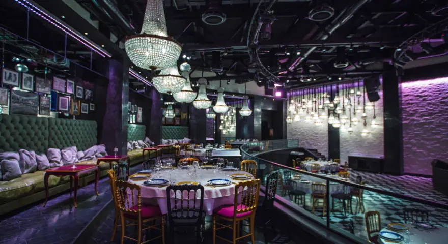 Od stołu do stołu: jak gastronomia zmieniła współczesną rozrywkę