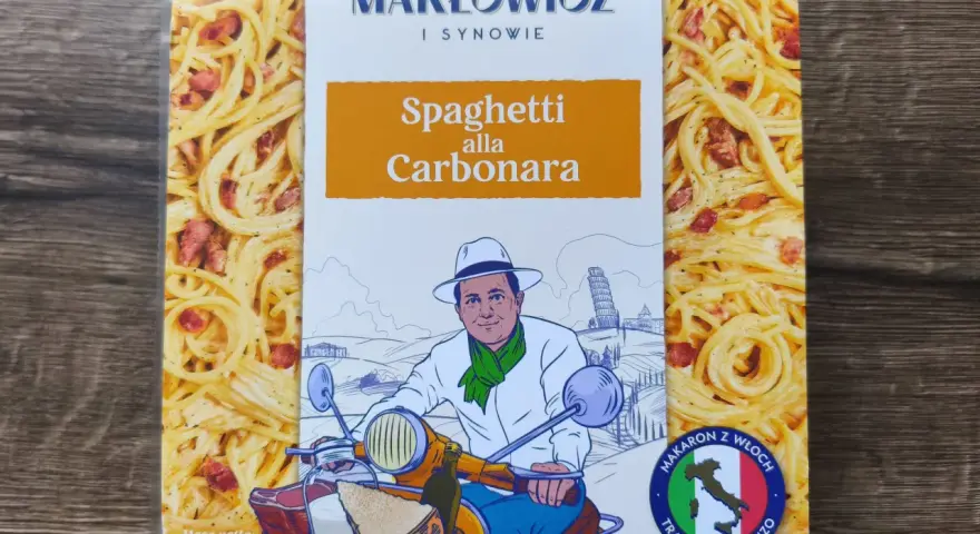 Gotowe spaghetti carbonara Makłowicz i Synowie. Na opakowaniu stylizowana postać na skuterze z koszykiem pełnym włoskich produktów.