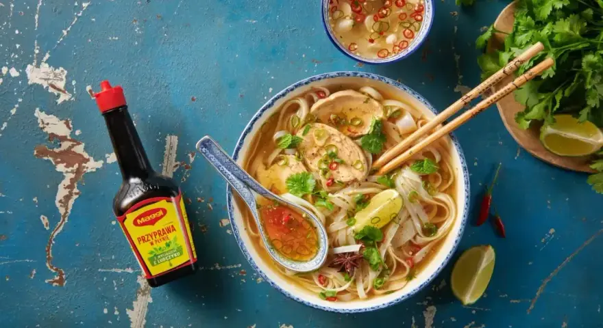 Aromatyczne pho z kurczakiem, makaronem ryżowym, limonką i świeżą kolendrą. Maggi Przyprawa w płynie doda głębi smaku.