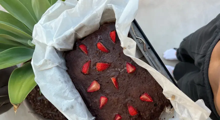 Brownie z fasoli czy klasyczne brownie maślane? To pyszne, czekoladowe ciasto z kawałkami truskawek, świeżo wyjęte z piekarnika.