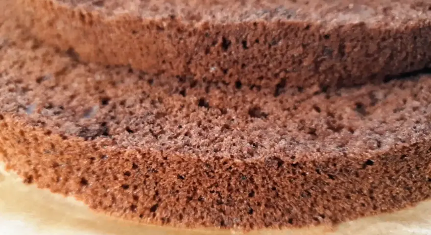 Warstwy puszystego biszkoptu czekoladowego, który zawsze się udaje. Idealny do tortów i deserów.