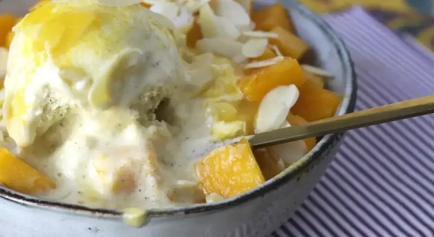 Pyszny deser Bingsu przepis: lody waniliowe z mango, płatkami migdałów i syropem.