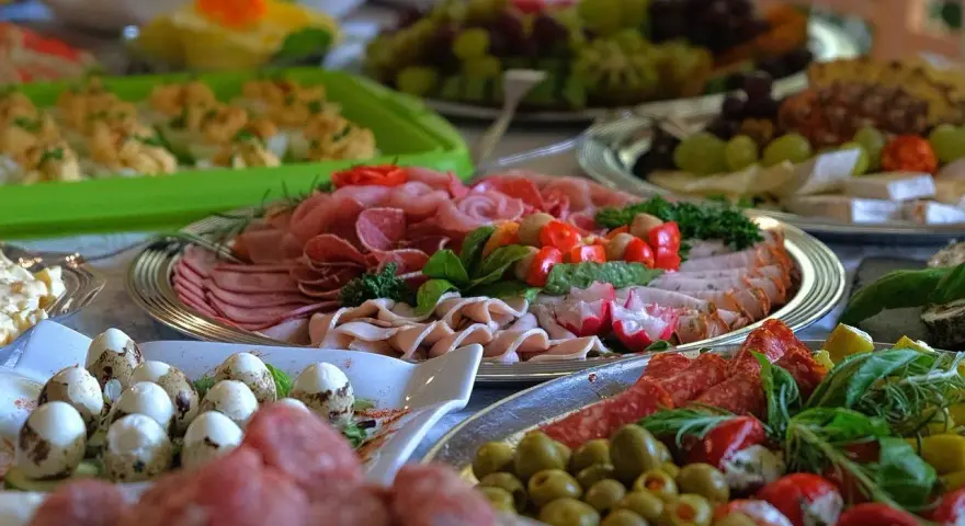 Pyszne wędliny, jajka przepiórcze, oliwki i warzywa – idealne co na przystawkę przed obiadem.