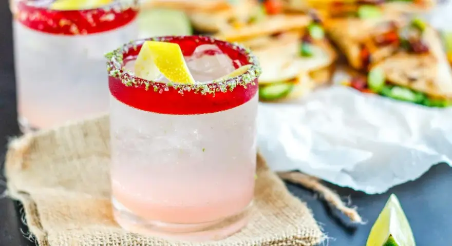 Paloma przepis: orzeźwiający drink z solą i limonką, idealny na letnie popołudnie. W tle quesadillas.